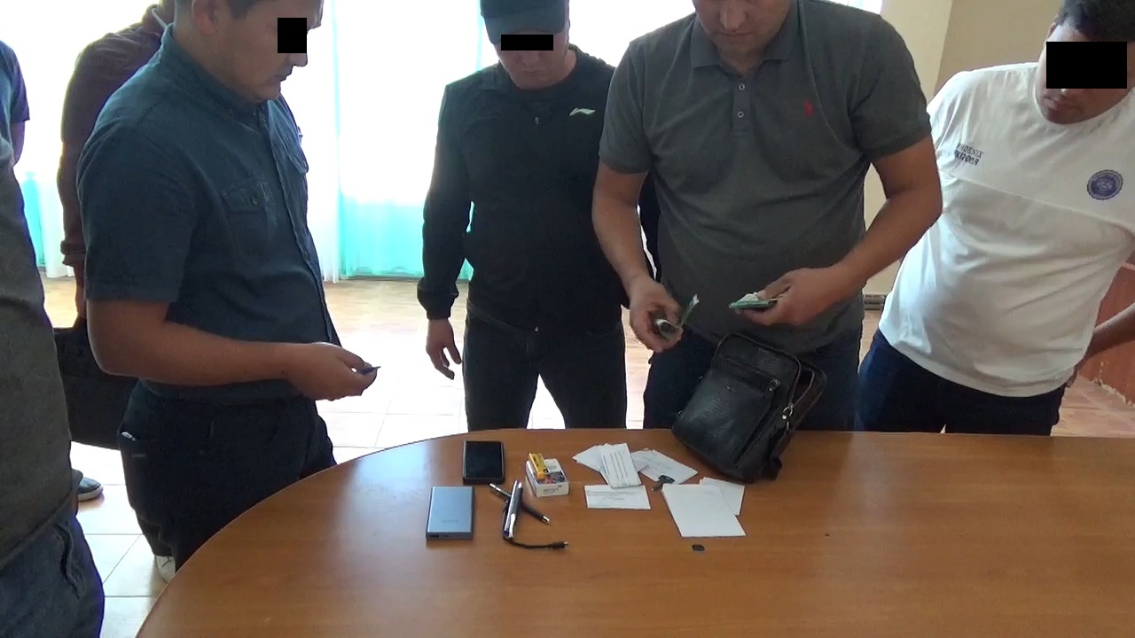 gknb kr zaderzhan glavnyi inspektor otdela spetcproverok nalogovoi 3 На Иссык-Куле налоговик вымогал у бизнесмена 50 тыс. сомов