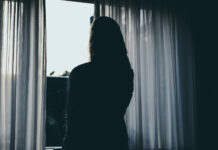 В Бишкеке 17-летняя девочка спрыгнула с четвертого этажа. Ее госпитализировали