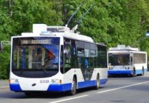 Трех водителей автобусов уволили за то, что они взимали плату за проезд наличными