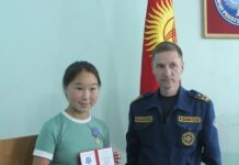 На Иссык-Куле 12-летнюю девочку наградили медалью за спасение тонущего ребенка