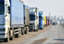 Перед КПП «Ак-Тилек — Автодорожный» скопилось более 400 грузовиков. Названы причины