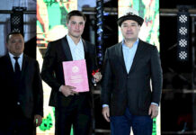 Садыр Жапаров вручил ключи от квартир двум спортсменам