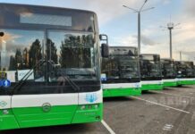 Садыр Жапаров Жалал-Абад шаарына жаңы автобустарды жана автоунааларды тапшырды