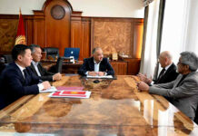 Торага ЖК обсудил с авторами флага КР возможность внесения изменений в госсимвол