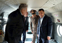 Президент Садыр Жапаров передал МЧС Кыргызстана вертолет МИ-8