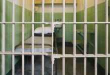 Подозреваемый в домогательствах к несовершеннолетней повесился в ИВС Токмака