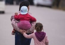 В Минтруда КР напомнили, кто может получить пособие по малообеспеченности