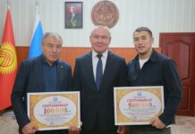 Оштун мэри Акжол Махмудовго жана анын машыктыруучусуна акчалай сыйлык тапшырды