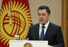 Садыр Жапаров поздравил работников системы образования КР с профессиональным праздником