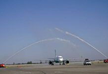 В Бишкеке первый рейс из Джидды встретили водяной аркой