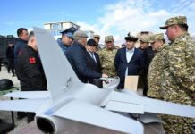 Президент Садыр Жапаровдун жетекчилиги астында жаңы “Акынжы” жана “Аксүнгүр” учкучсуз учуучу аппараттарды колдонуу менен көрсөтмөлүү тактикалык-саптык машыгуулар өткөрүлдү