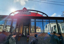 В центре Бишкека сносят пристройку кафе «Ожак Кебап» — фото и видео