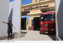 Израиль начнет пропускать по сто грузовиков с гумпомощью Газе ежедневно