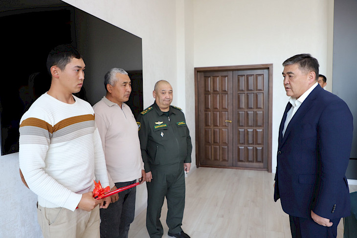 5acec404 3a70 467d 883c Ташиев вручил квартиру пограничнику, раненному во время боестолкновений на кыргызско-таджикской границе 