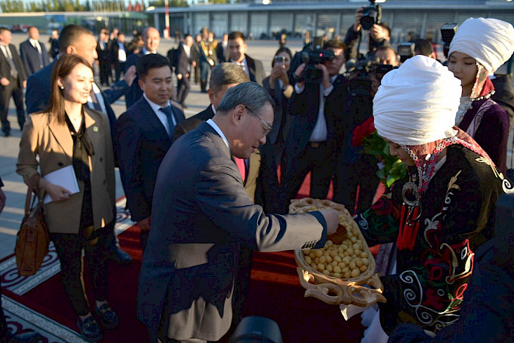 6537b839977c7 Премьер Госсовета Китая Ли Цян прибыл в Кыргызстан 