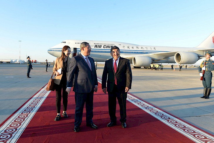 6537b8422c19e Премьер Госсовета Китая Ли Цян прибыл в Кыргызстан 