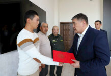 Ташиев вручил квартиру пограничнику, раненному во время боестолкновений на кыргызско-таджикской границе