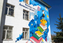 В Караколе открыли мурал, посвященный правам девочек и образованию