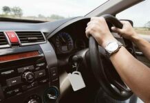 Депутаты требуют запретить праворульные такси. 50 тыс. водителей могут остаться без работы