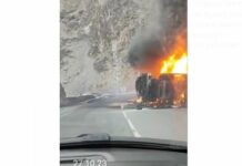 На трассе Бишкек – Ош две машины врезались в бензовоз – видео