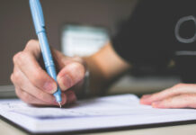 Окуучулар дүкөндө билим алышат, класстар парда менен бөлүнгөн