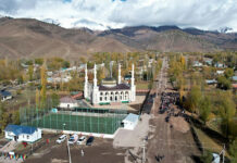 Садыр Жапаров открыл новую мечеть в Тюпском районе