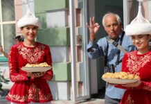 В Бишкек прибыл поезд с туристами из Америки и Европы