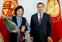 Садыр Жапаров вручил послу Китая в Кыргызстане Ду Дэвэнь орден «Достук»
