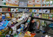 На Ошском рынке провели рейд против незаконной продажи лекарств