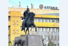 В Астане установили памятник Манасу