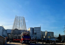 Бишкекте жаңы жылдык балаты орнотулууда