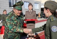 В Таласе сотрудникам ГКНБ и военнослужащим Погранслужбы вручили ключи от новых квартир