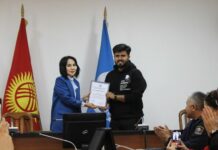 В Бишкеке наградили студентов, нашедших младенца в мусорном баке