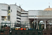 Новогоднюю елку начали устанавливать в Бишкеке