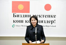 Кыргызстандын биринчи айымы Токиодогу билим берүү мекемелерине барды