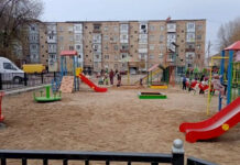 В Таласе построили площадку для детей. Карусели за ночь разобрали и пытались унести