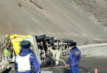 В реку Кара-Балта вылилось 20 тонн бензина после ДТП