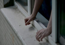 В Джалал-Абаде ученица выбросилась из окна. Учительница рассказала свою версию