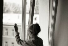 В Джалал-Абаде шестиклассница выбросилась из окна из-за конфликта с учителем