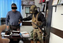 Аламүдүн айыл өкмөтүнүн башчысы жана башкы эсепчиси пара алууга шектелип кармалды