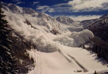 «Нива» попала под лавину на трассе Каракол — Энильчек. Водитель и пассажир выжили (видео)