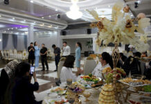 В Бишкеке поздравили людей с ОВЗ и вручили им денежные сертификаты