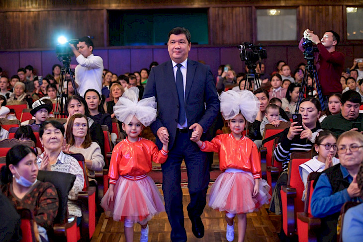 В Бишкеке прошла ёлка мэра для детей из реабилитационных центров, спецшкол и детсадов 