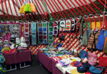 На площади Ала-Тоо установили юрты. Там проходит ярмарка