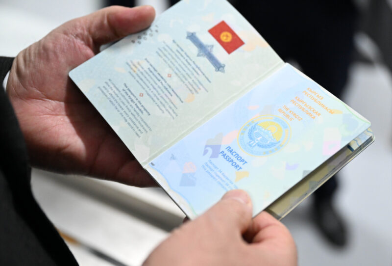 2023 12 04 20 20 26 898229 Садыр Жапаров посмотрел, как в "Учкуне" печатают паспорта