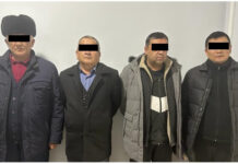 Трех чиновников и водителя из Баткенской области отправили в СИЗО. Подозревают в коррупции