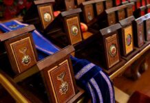 Садыр Жапаров вручит госнаграды отличившимся кыргызстанцам