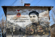 В Бишкеке появился мурал, посвященный Ахматбеку Суюмбаеву