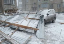 Люди, крыши и контейнеры летают во время урагана на севере Казахстана (видео)