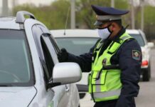 В Бишкеке мужчина подрался с милиционерами и повредил патрульную машину